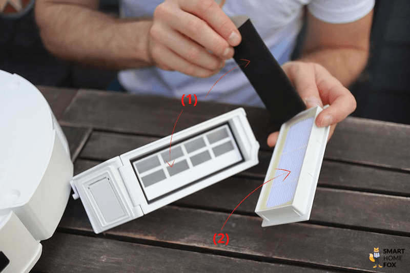 HEPA-Filter und Vorfilter des Ecovacs Deebot T10 sind in der Nahaufnahme zu sehen